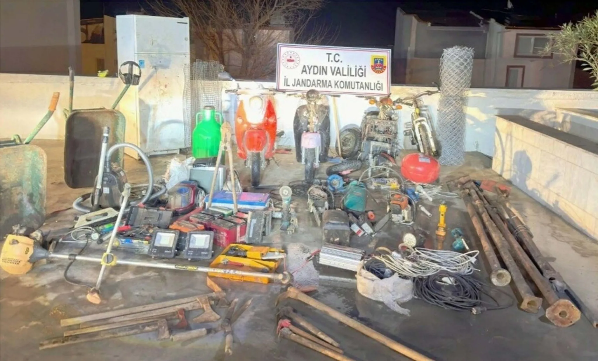 Sağanak sonrası boşaltılan 4 evi soydu: Çaldığı malzemeler evinden çıktı