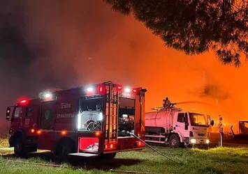 İzmir'de belediyeye ait çöp depolama alanında yangın!