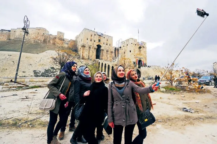 Halep harabelerinde hatıra selfiesi!