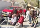 Camiye alınmayanlar sokakta namaz kıldı