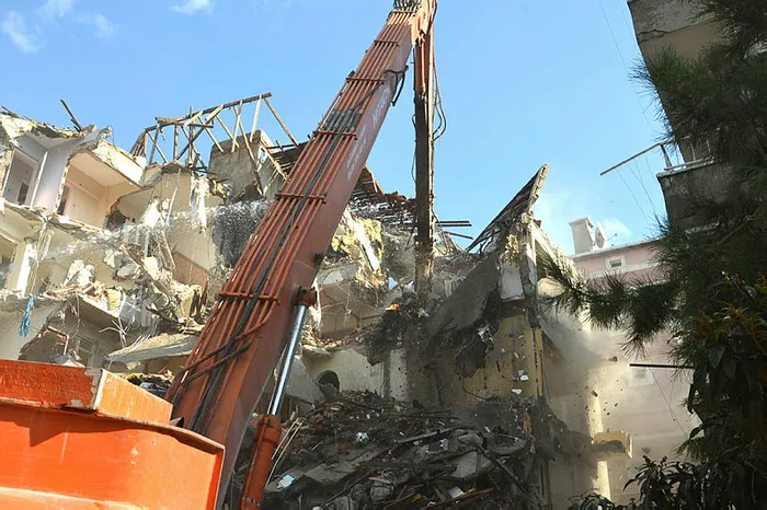 Avcılar'da balkonları çöken bina 44 gün sonra yıktırıldı - 2