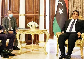 Son dakika | Yunan Başbakan Miçotakis kovduğu elçinin ayaklarına gitti