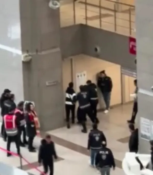 caglayandaki-istanbul-adliyesinde-hareketli-dakikalar-1708008861971.jpeg Çağlayan’daki İstanbul Adliyesi’nde hareketli anlar! Hakimliğe sevk edilen şahıs kaçmaya çalıştı - 3