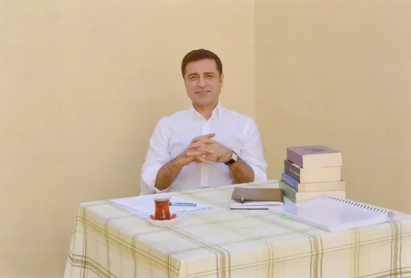 1685535912681.jpeg Selahattin Demirtaş aktif siyaseti bıraktığını açıkladı vatandaş bombardımana tuttu: Aldığın canlar peşini bırakmaz - 2