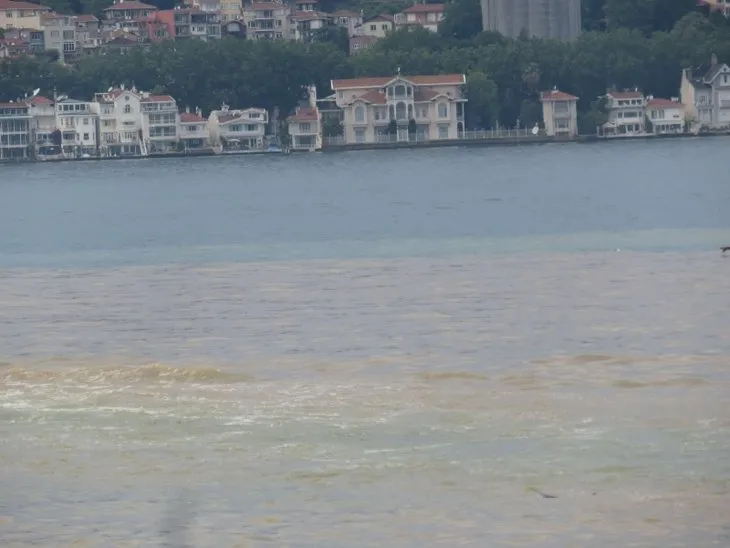 İstanbul Boğazı'na çamurlu su aktı! Havadan böyle görüntülendi