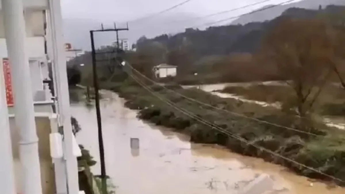 Yalova'da şiddetli sağanak su baskınlarına neden oldu