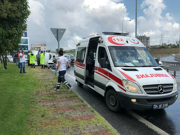 Başakşehir’de polis minibüsü devrildi: 1'i polis, 2 yaralı - 1