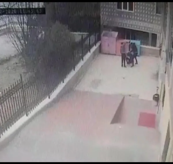 1608349685855.jpg İğne canını yaktı diye sağlık çalışanını darp ettiler! - 3