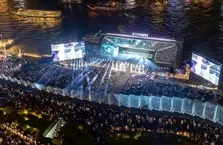 Tayland yeni yıla renkli girdi