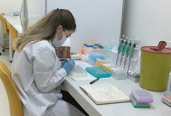 Omicron varyantı Türkiye’de görüldü! Bakan Koca Omicron varyantının görüldüğü illeri tek tek açıkladı!