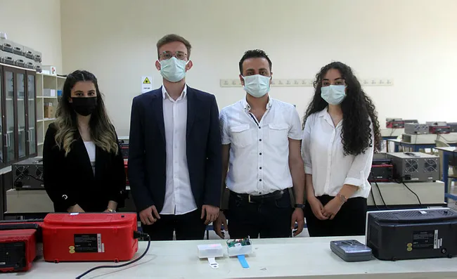 erzincanda-universite-ogrencileri-koronavirus-hastalari-icin-akilli-bileklik-uretti-1624619213532.jpg Erzincan’da üniversite öğrencileri koronavirüs hastaları için akıllı bileklik üretti - 3