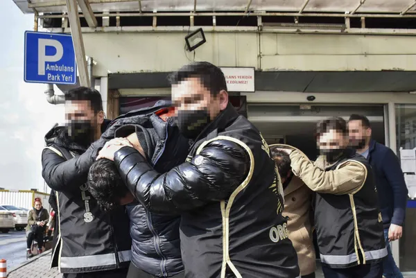 son-dakika-ece-erkenin-esi-safak-mahmutyazicioglu-cinayetinde-yeni-gelisme-son-firari-de-yakalandi-1645192678123.jpg Son dakika: Ece Erken'in eşi Şafak Mahmutyazıcıoğlu cinayetinde yeni gelişme! Son firari de yakalandı... - 1