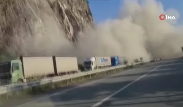 Hopa'da yüreklerin ağza geldiği anlar! Heyelan tehlikesi kamerada - 3