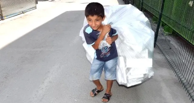 11 yaşındaki cuma çöplerden plastik toplayarak ailesine destek oluyor