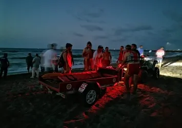 Karasu'da dalgalara kapılan 2 kişi boğularak hayatını kaybetti