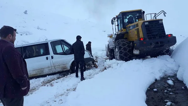 Siirt'te oy pusulalarını ve seçim görevlilerini taşıyan araba karda mahsur kaldı - 1