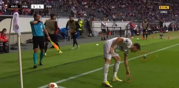 eintracht-frankfurt-fenerbahce-macinda-skandal-alman-taraftarlar-mesut-ozile-yabanci-madde-firlatti-1631824154397.jpeg Frankfurt - Fenerbahçe mücadelesinde Almanlar Mesut Özil'e yabancı madde fırlattı - 3