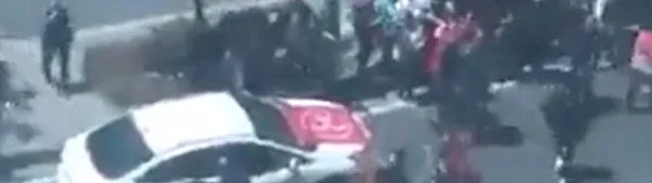 CHP ve HDP’liler üç hilal taşıyan otomobile saldırdı! Ortalık bir anda karıştı! İşte o anlar...