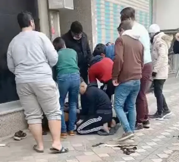 zeytinburnunda-sucustu-yakalanan-hirsizlara-meydan-dayagi-o-anlar-kamerada-1640074189525.jpg Zeytinburnu’nda suçüstü yakalanan hırsızlara meydan dayağı: O anlar kamerada - 2