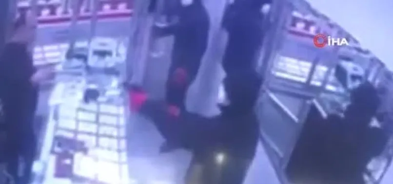 Silahlı kuyumcu soygunu kamerada