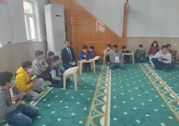 Dicle'de Kur'an-ı Kerim öğrenen öğrenciler hediyelerini aldı