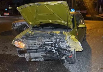 Kavşakta iki otomobil çarpıştı: 4 yaralı