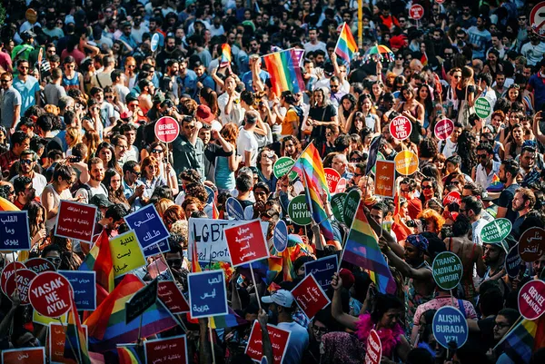 İstanbul’da LGBT destekçilerinden Kürdistan sloganları! Yaşanan skandal sonrası polis ekipleri müdahale etti