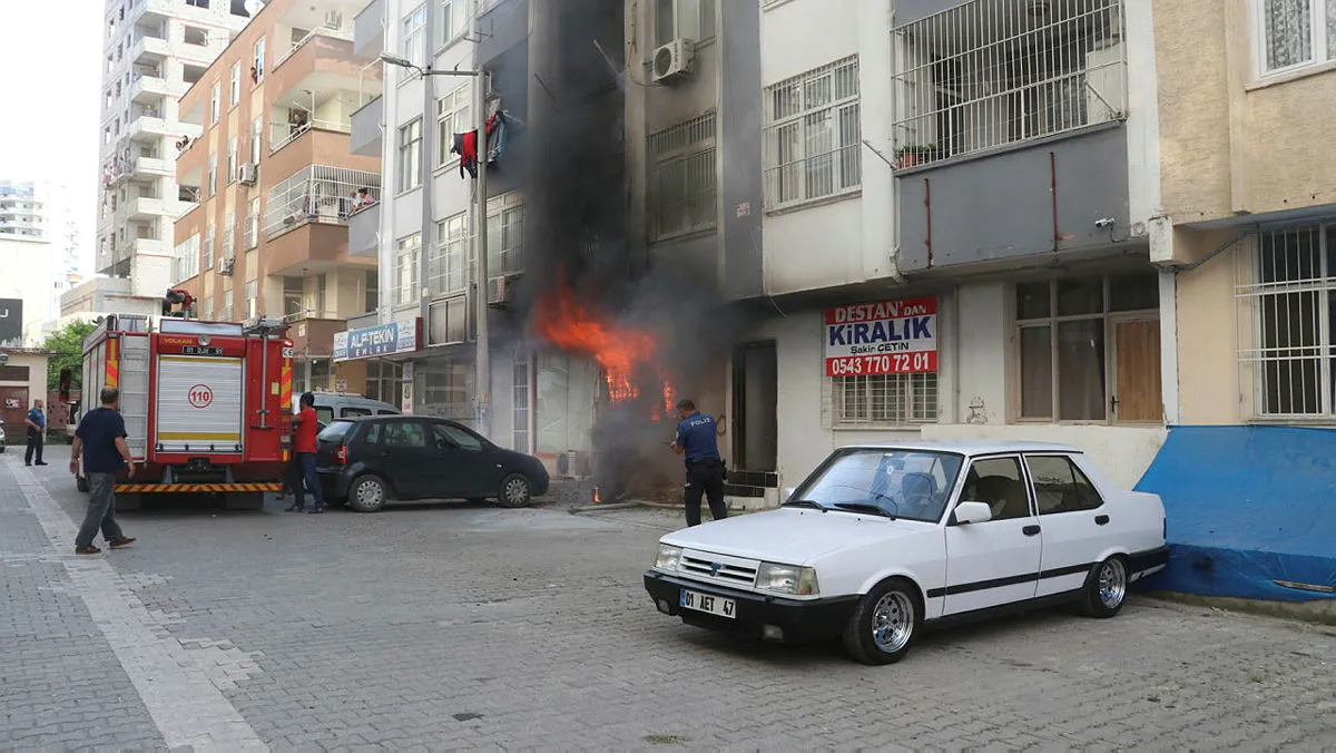 Evdeki yangında biri bebek 4 kişi, dumandan etkilendi