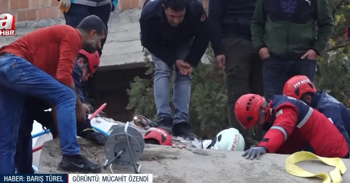 Malatya'da ağır hasarlı binanın yıkımında göçük! A Haber olay yerinde