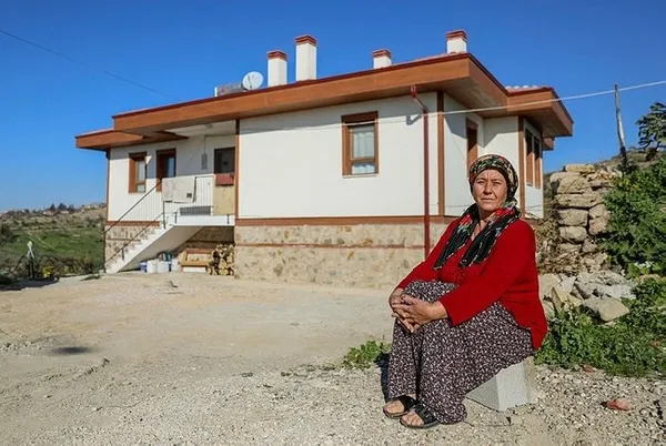 antalyadaki-buyuk-yanginda-evi-kul-olmustu-boyle-aci-mi-olur-allahim-diye-aglayan-kadin-yeni-evine-kavustu-1672998291860.jpg Antalya’daki büyük yangında feryatları hafızalara kazınmıştı! Yeni evlerine kavuştular - 5
