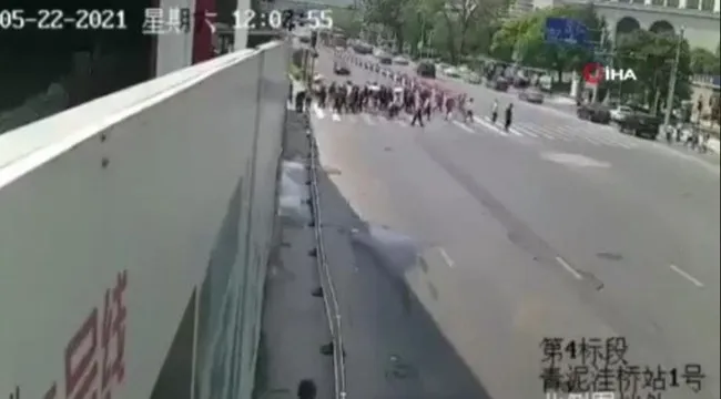 Çin'de kırmızı ışıkta durmayan araç yayaların arasına daldı: 4 ölü - 1