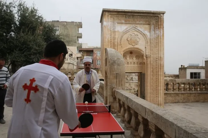 Mardin’de tarihi caminin avlusunda yürekleri ısıtan görüntüler
