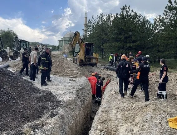 kutahyada-heyelan-can-aldi-bir-isci-hayatini-kaybetti-1655736713046.jpg Kütahya’da heyelan can aldı! Bir işçi hayatını kaybetti - 1