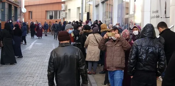 Kovid-19 salgınına rağmen Sivas'ta korkutan kuyruk! Skandal görüntüler - 1
