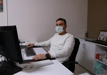 Randevu almasını isteyen doktora saldırdı