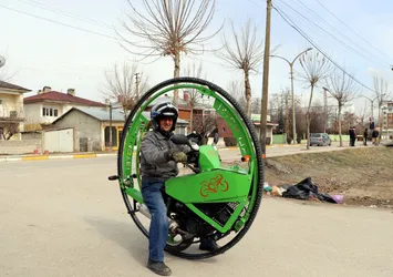 Atık malzemelerden tek tekerlekli motosiklet yaptı