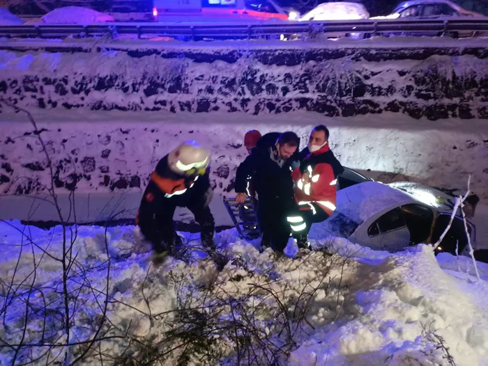 Maltepe'de buzlanan yolda kayan araç dereye uçtu! Baba ve oğul yaralandı - 1