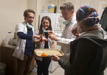 Korona mesaisi yapan doktor çift acil serviste nişanlandı