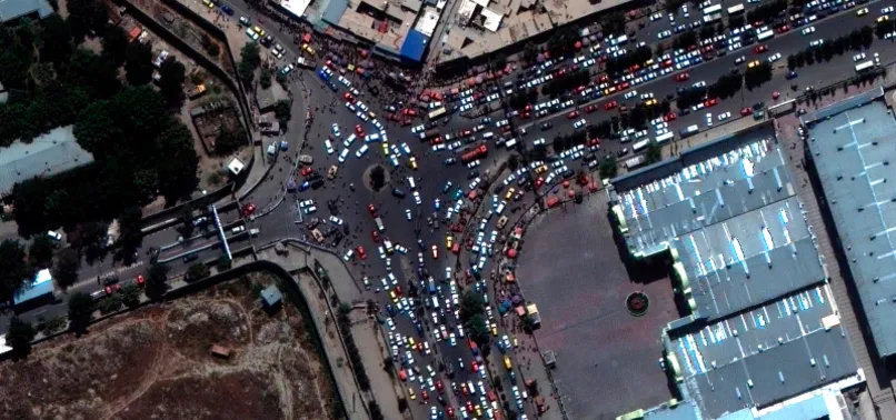 Binlerce kişi ülkeyi terk etmek için bekliyor! Kabil Havalimanı’ndaki kalabalık uydu görüntülerine yansıdı