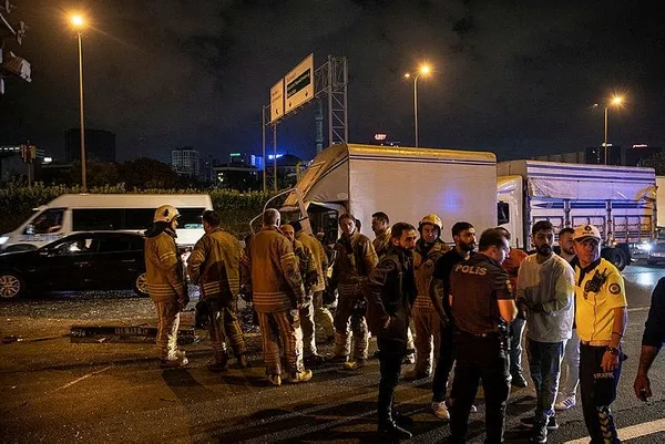 1687240254415.jpeg Bağcılar'da feci kaza! İki kamyonet çarpıştı: 3 ağır yaralı - 2