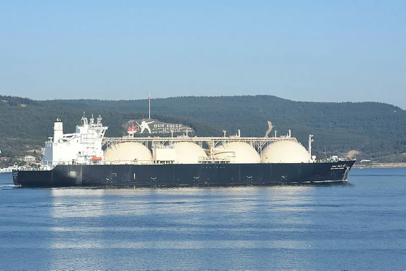 Çanakkale Boğazı doğal gaz tankerinin geçişi sırasında tek yönlü kapatıldı - 1