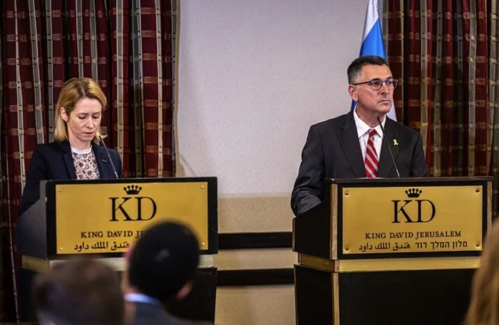 israilde-gundem-turkiye-netanyahudan-ust-duzey-toplanti-ankaranin-artan-etkisini-konusacaklar-1742815940337.jpg Saar, İsrail'i ziyaret eden Avrupa Birliği (AB) Dış İlişkiler ve Güvenlik Yüksek Komiseri Kaja Kallas (solda) ile Batı Kudüs'te düzenlediği ortak basın toplantısında konuştu. (AA)