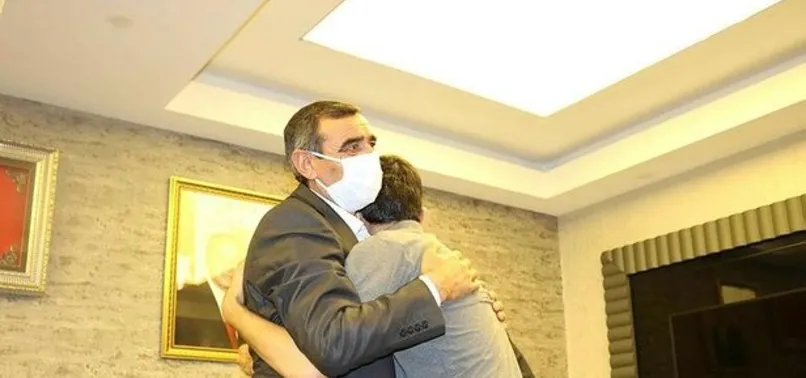 Diyarbakır'da HDP önündeki evlat nöbetinde 19'uncu kavuşma! 6 yıl sonra buluştular