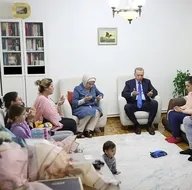 Başkan Erdoğandan depremzede aileye ziyaret