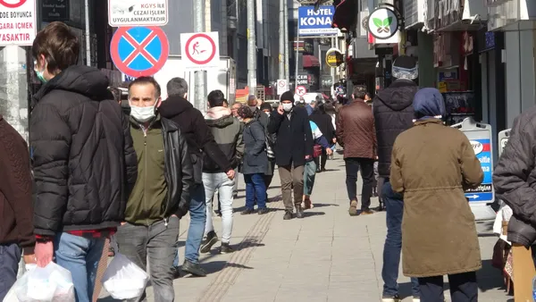 1614003078168.jpg 16 kişide mutasyonlu virüs görülmüştü! Zonguldak'ın sokakları tıklım tıklım! - 4
