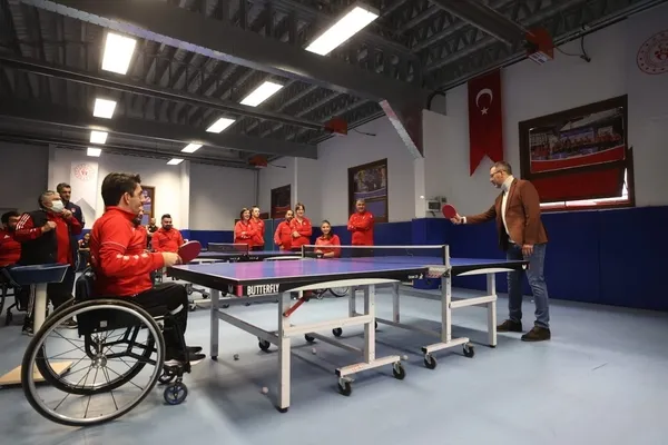 1670078851482.jpeg Bakan Kasapoğlu’ndan Dünya Engelliler Günü’nde para masa tenisçilere sürpriz! Milli sporcu ile masa tenisi maçı yaptı - 1