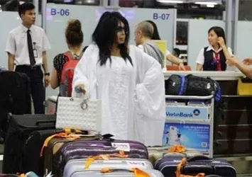 Bülent Ersoy 40 bavulla gitti, 61 bavulla döndü!