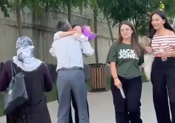 YKS sonrası kızını çiçeklerle karşılamıştı! Türkiye'nin konuştuğu baba: Dünyanın en güzel anıydı