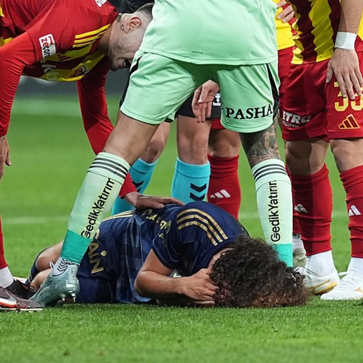 Spor yazarları yorumladı:  Makarov kırmızı kart görmeli miydi?