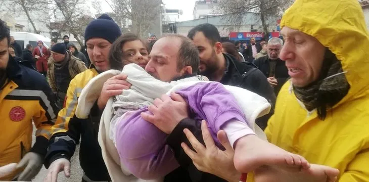 KAHRAMANMARAŞ'TA 7,4'LÜK DEPREM! Deprem bölgesinde kurtarma çalışmaları devam ediyor | İğne deliğinden çıkarıldılar